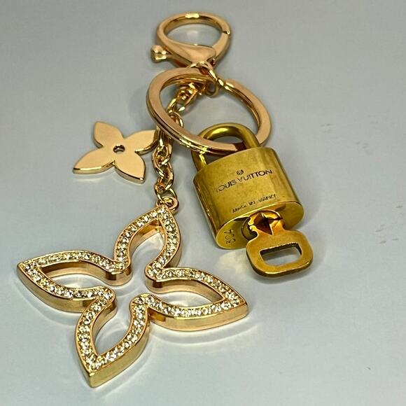 Louis Vuitton Lock and Key Set #304 with a Flower Keychain - Picture 3 of 5